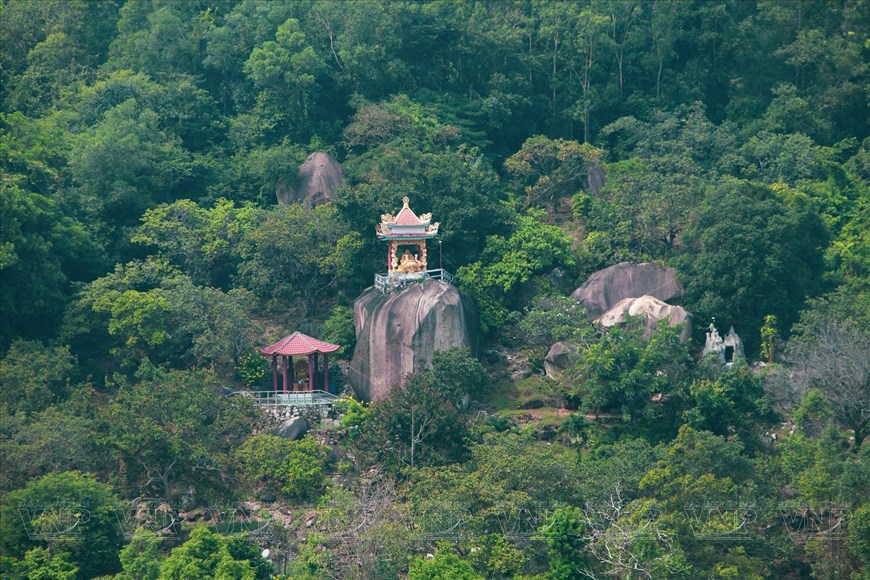 Under the shade of trees, ancient pagodas stand proudly on Chua Chan Mountain, creating a serene atmosphere. (Photo: VNP/VNA)

