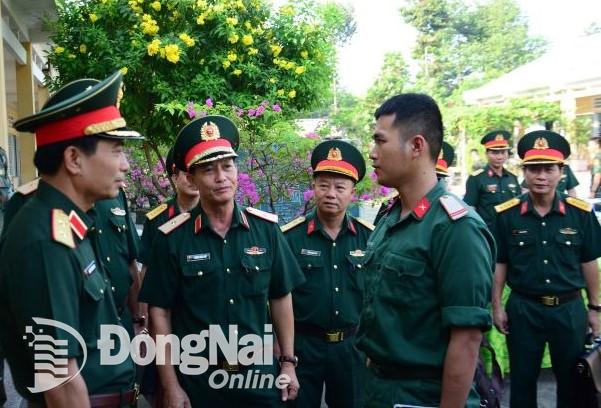 Trung tướng Nguyễn Doãn Anh, ngoài cùng bìa trái động viên thăm hỏi chiến sĩ trẻ- Ảnh Lương Anh