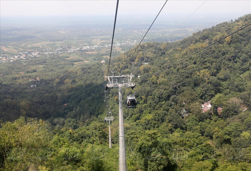 To enhance the overall experience for visitors, a state-of-the-art cable car line was built on the mountain, with 44 cabins and a capacity of eight people per cabin. The modern marvel can carry up to 2,400 people an hour. (Photo: VNP/VNA)

