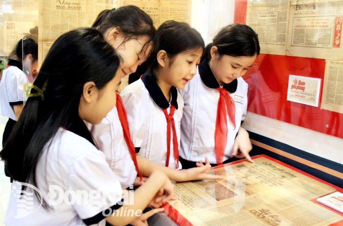 Các cháu học sinh thăm quan khu trưng bày Thư, Nhật ký chiến trường- Nhà Văn hóa Quân khu 7 cc