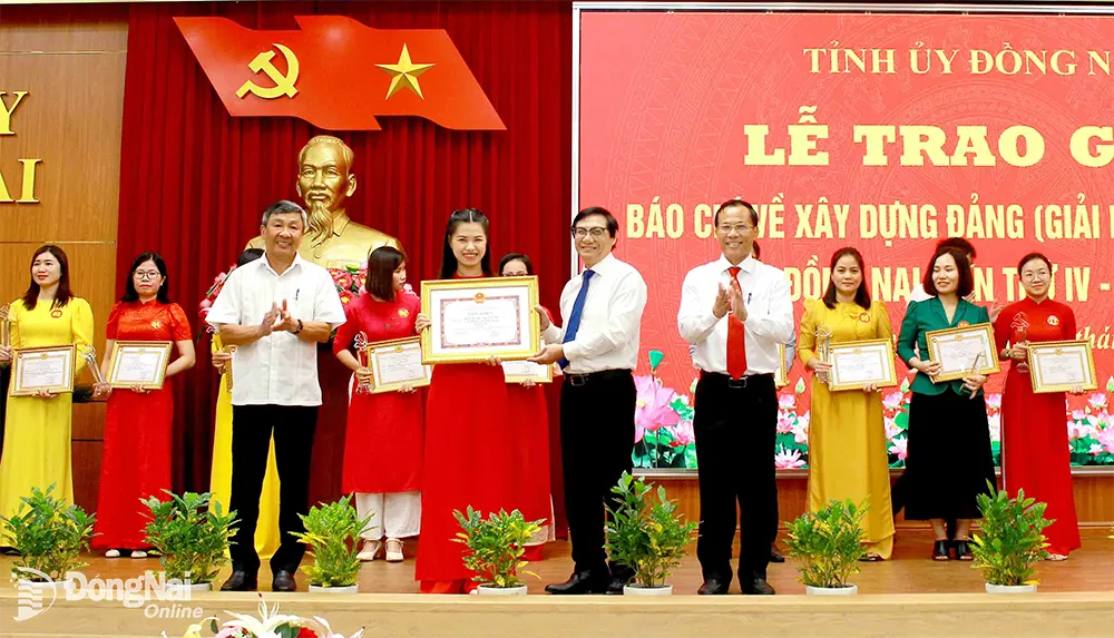 Phó chủ tịch UBND tỉnh Nguyễn Sơn Hùng trao bằng khen cho nhóm tác giải đoạt Giải A
