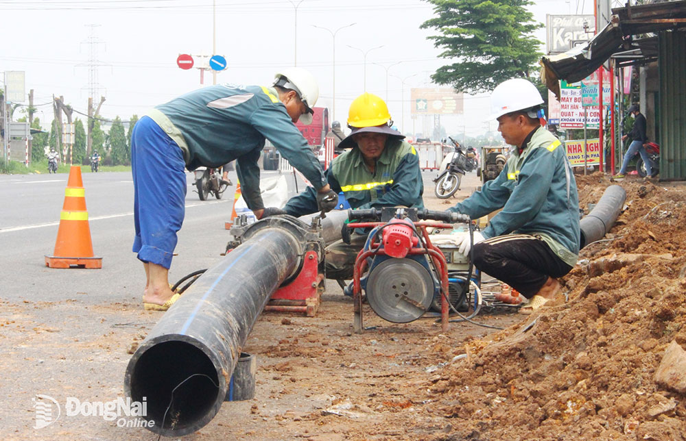 Công ty CP Cấp nước Đồng Nai thi công đường ống nước sạch tại TP.Biên Hòa. Ảnh: B.Mai