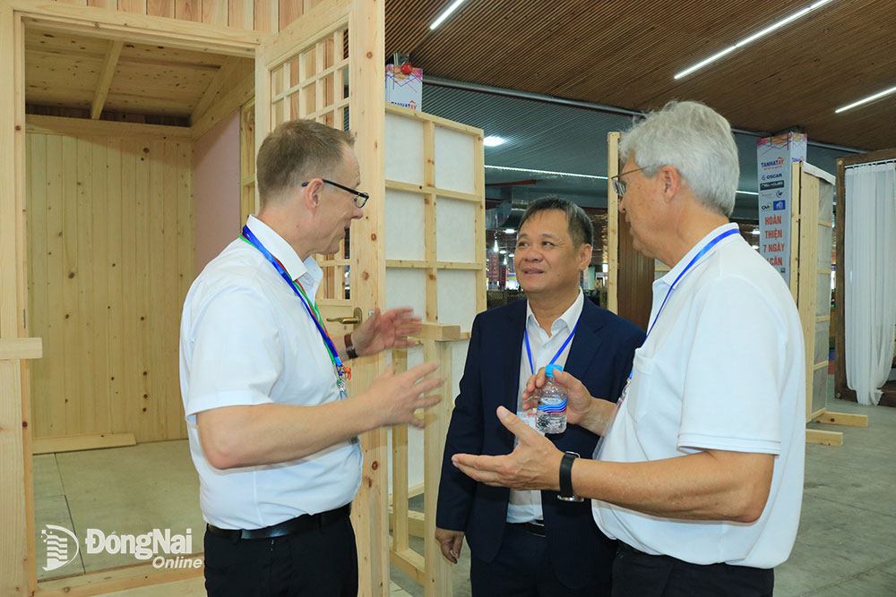 Các đối tác nước ngoài tham quan tại một sự kiện của ngành gỗ Đồng Nai. Ảnh: V.Gia