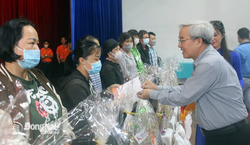 Chủ tịch Ủy ban MTTQ Việt Nam tỉnh Cao Văn Quang tặng quà công nhân khó khăn dịp Tết năm 2023