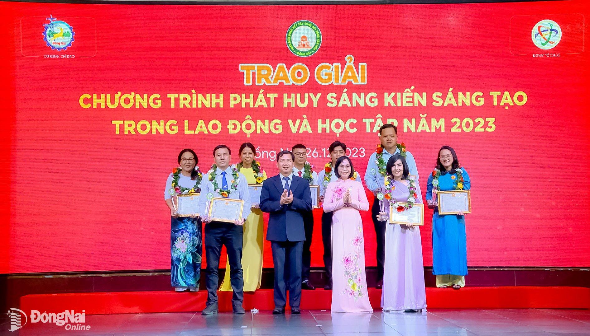 Khen thưởng tác giả đạt giải cao Chương trình phát huy sáng kiến sáng tạo trong lao động và học tập (ảnh: K.Lộc)