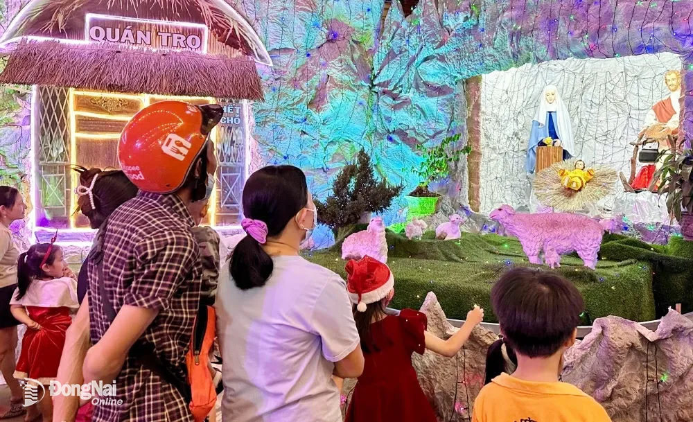 Người dân từ nhiều nơi đổ về các giáo xứ tại P.Hố Nai (TP.Biên Hòa) ngắm các tiểu cảnh trang trí dịp lễ Giáng sinh. Ảnh: Đăng Tùng