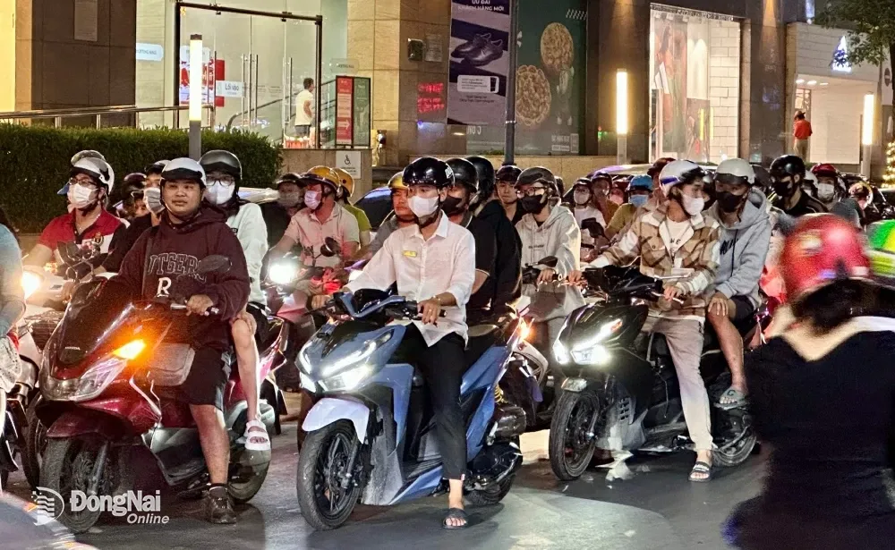 Dòng xe đông đúc trên đường Phạm Văn Thuận (P.Tân Mai, TP.Biên Hòa) bắt đầu xuất hiện từ sau 19 giờ. Ảnh: Đăng Tùng
