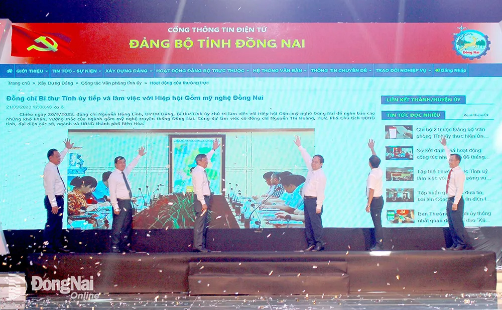Các đồng chí lãnh đạo thực hiện nghi thức bấm nút ra mắt Cổng thông tin điện tử Đảng bộ tỉnh Đồng Nai