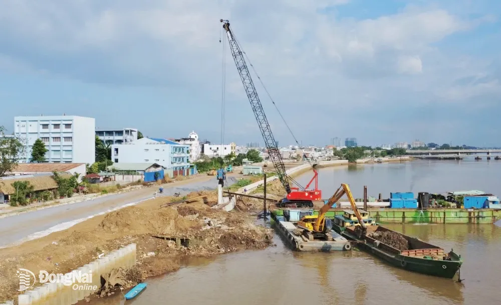 Công trình thi công đường ven sông Đồng Nai từ cầu Hóa An (TP.Biên Hòa) đến giáp ranh H.Vĩnh Cửu. Ảnh: CTV
