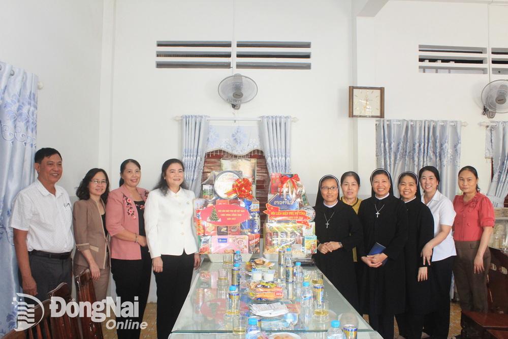 Đoàn công tác của Trung ương Hội LHPN Việt Nam và Hội LHPN tỉnh chụp hình lưu niệm với đại diện Hội dòng mến thánh giá Xuân Lộc 