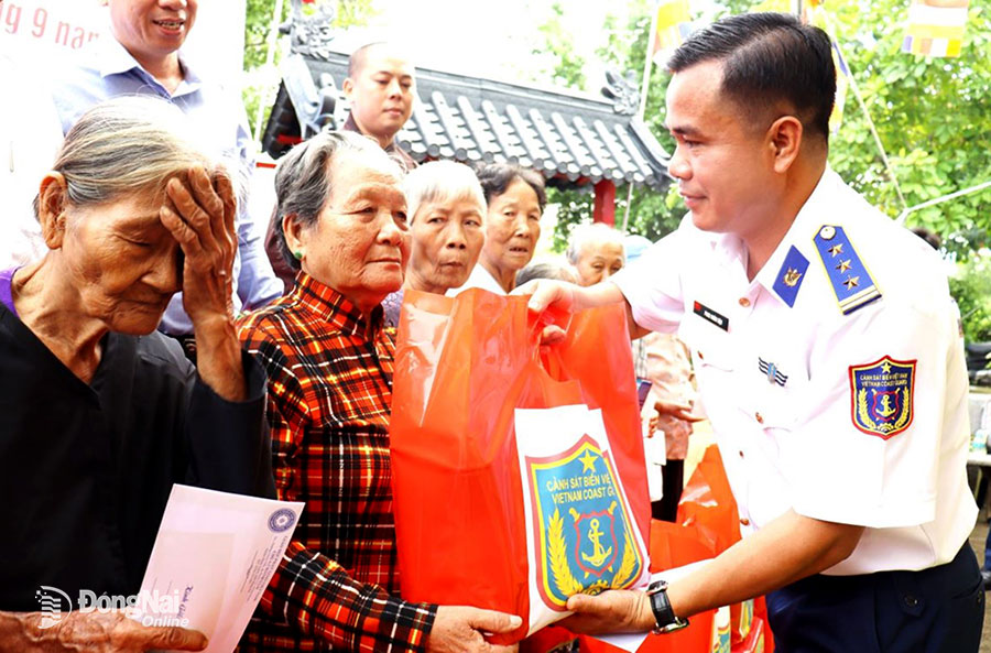 Thủ trưởng Đoàn Trinh sát số 2 tặng quà, động viên người dân ở xã Đại Phước (H.Nhơn Trạch)
