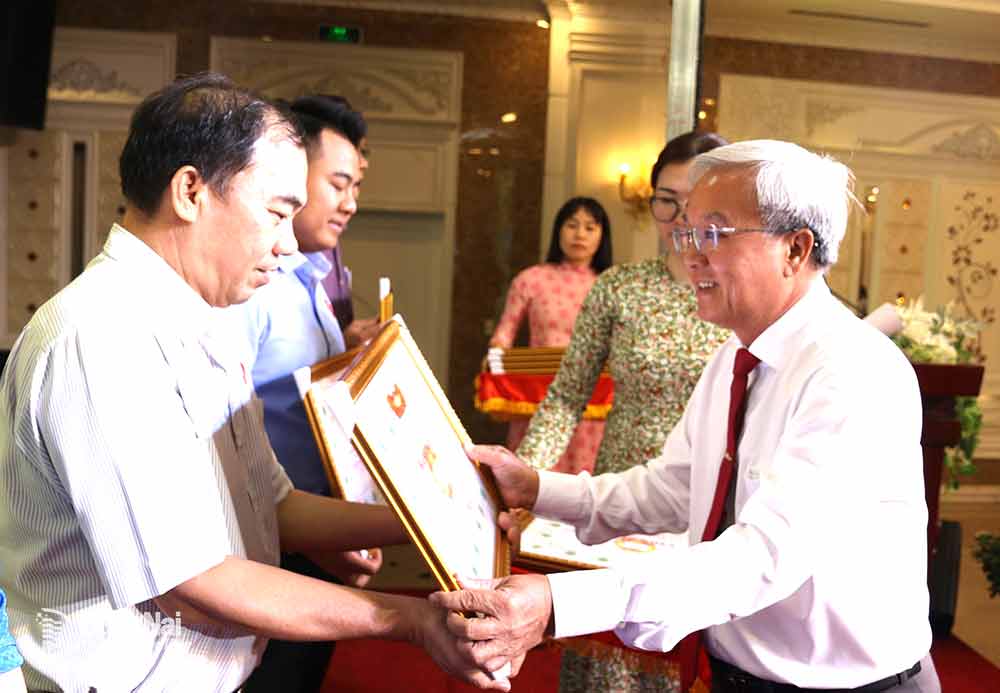 Ủy viên Ban TVTU, Chủ tịch Ủy ban MTTQ Việt Nam tỉnh Cao Văn Quang khen thưởng các cá nhân, tập thể có đóng góp tích cực trong cuộc vận động Vì người nghèo giai đoạn 2021-2025. Ảnh: V.Truyên
