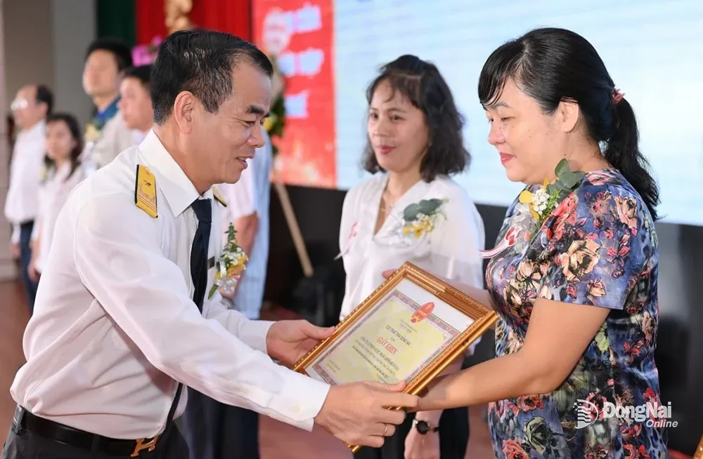Phó cục trưởng Cục Thuế Đồng Nai Nguyễn Văn Viện tặng giấy khen của Cục Thuế cho NNT