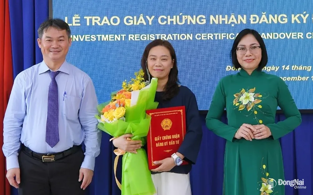 Lãnh đạo tỉnh trao giấy chứng nhận đầu tư cho Dự án Nhà máy Công ty TNHH Jhonsin Việt Nam