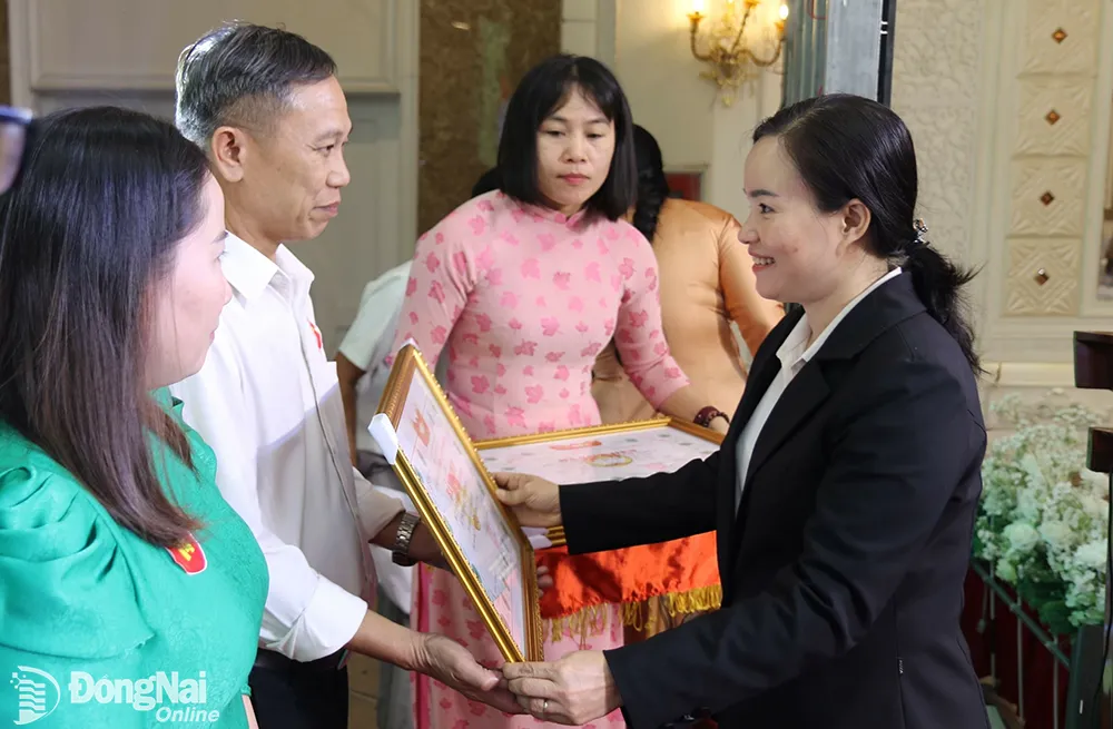Phó trưởng ban thường trực Ban Tuyên giáo Tỉnh ủy Nguyễn Thị Hồng Trang khen thưởng các cá nhân, tập thể tại hội nghị 