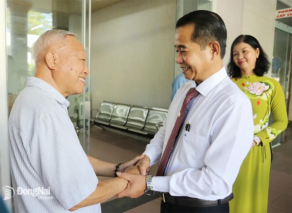 Chủ tịch HĐND tỉnh Thái Bảo thăm hỏi chức sắc tại trụ sở Dòng Trợ Thế Thánh Gioan Thiên Chúa (P.Tân Biên) khi đến chúc mừng lễ Giáng sinh năm 2023 tại đây 