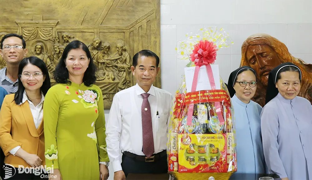 Ủy viên Ban TVTU, Chủ tịch HĐND tỉnh Thái Bảo tặng quà chúc mừng lễ Giáng sinh năm 2023 đến đại diện Nữ Đan viện Xitô Thánh Mẫu Vĩnh Phước (P.Tân Hòa, TP.Biên Hòa)