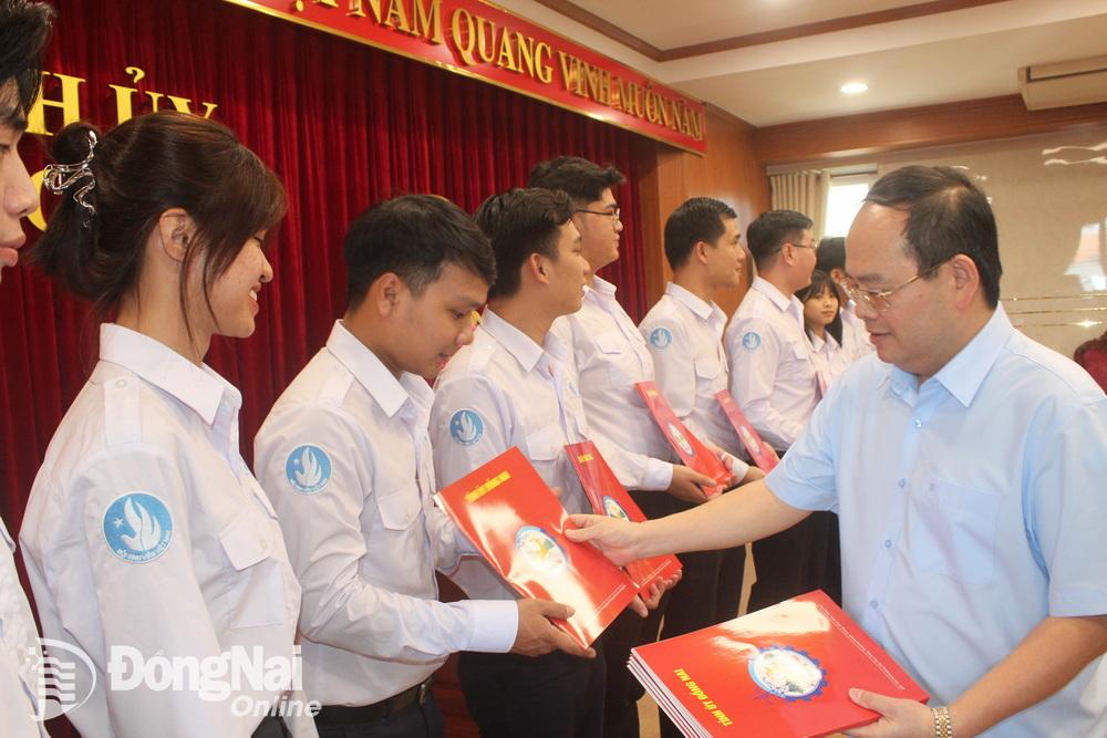 Đồng chí Quản Minh Cường, Phó bí thư Tỉnh ủy, Trưởng đoàn đại biểu Quốc hội tỉnh tặng quà cho các đại biểu 