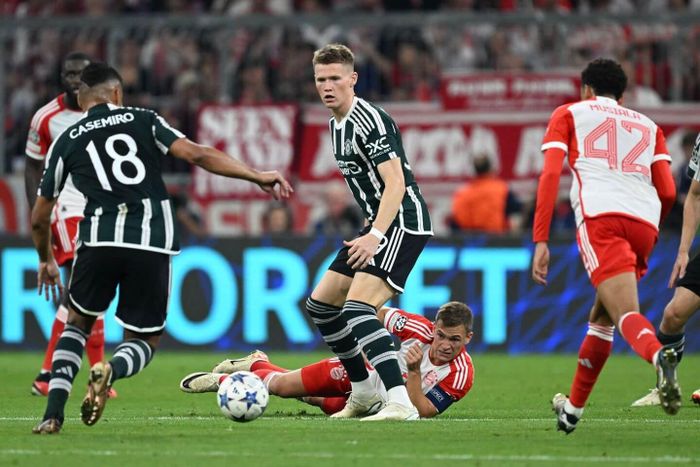 Casemiro lập cú đúp cho MU ở lượt đi thua 3-4 Bayern Munich