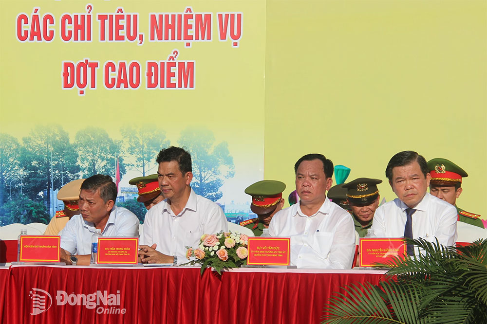 Bí thư Tỉnh ủy Nguyễn Hồng Lĩnh (hàng đầu, bìa phải) cùng các đại biểu tham dự buổi lễ ra quân. Ảnh: Trần Danh