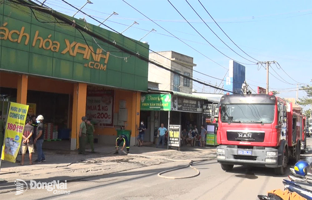 khu vực kho chứa hàng của siêu thị Bách hóa xanh, KP.4A, P.Trảng Dài, TP.Biên Hòa đã bất ngờ bốc cháy
