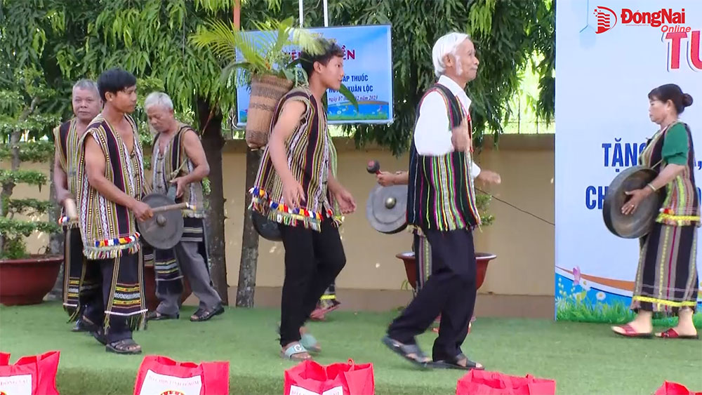 Đồng bào Chơ-ro và ngày vui bộ đội về làng