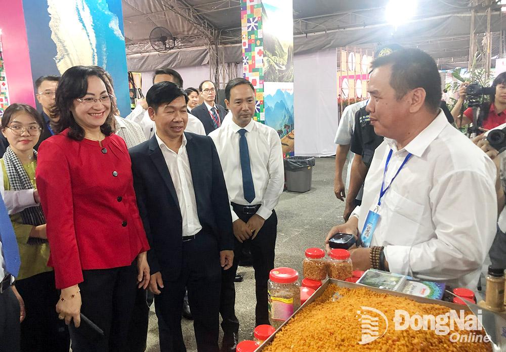 Lãnh đạo Bộ Công thương tham quan khu vực trưng bày các đặc sản của tỉnh Tây Ninh tại chương trình. (Ảnh: Hải Hà)
