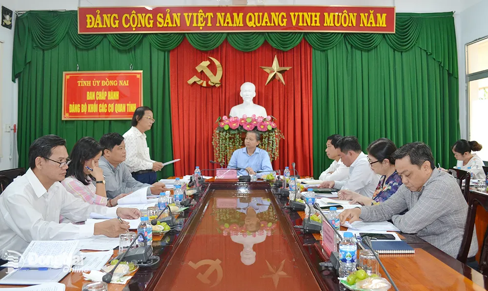 Bí thư Đảng ủy Khối các cơ quan tỉnh Bùi Quang Huy trao đổi một số vấn đề về công tác xây dựng Đảng ở Đảng bộ khối.