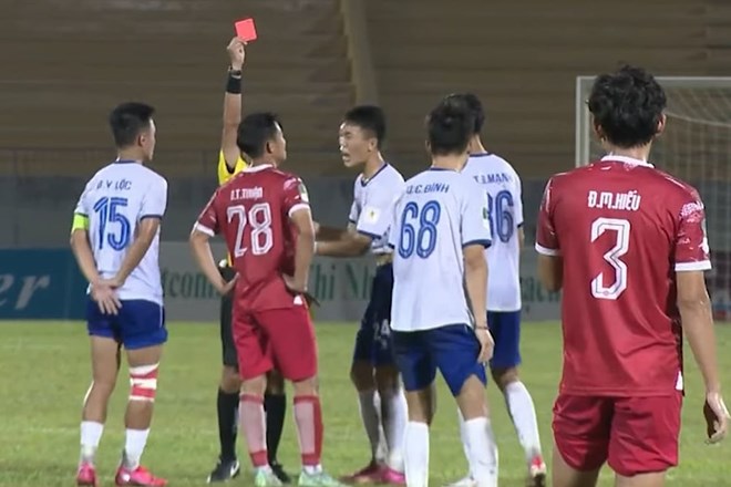 3 tấm thẻ đỏ trong trận đấu giữa Đồng Nai với Phú Thọ. Ảnh cắt từ video
