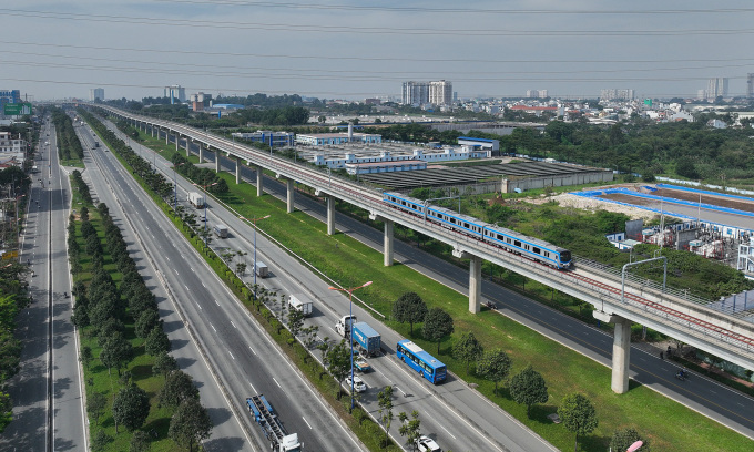 A train of HCMCs metro line No.1 on a test run in Thu Duc City. Photo by VnExpress/Quynh Tran
