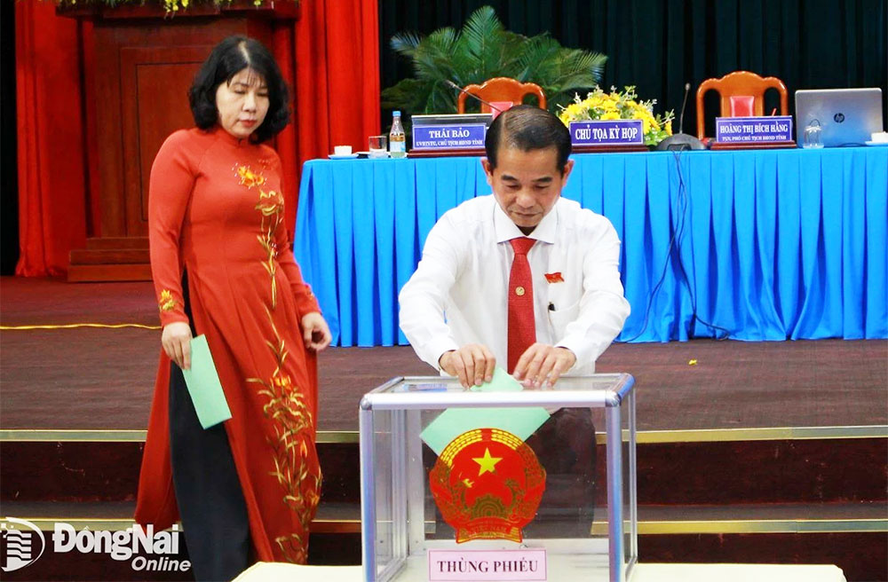 Các đại biểu bỏ phiếu tín nhiệm các chức danh do HĐND tỉnh khóa X bầu