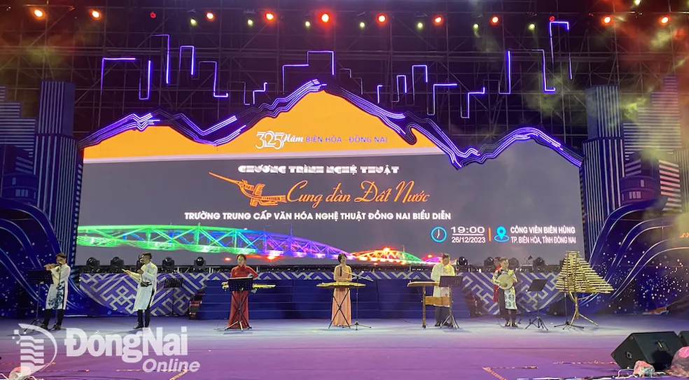 Trường trung cấp Văn hoá nghệ thuật Đồng Nai biểu diễn tiết mục hoà tấu nhạc cụ dân tộc