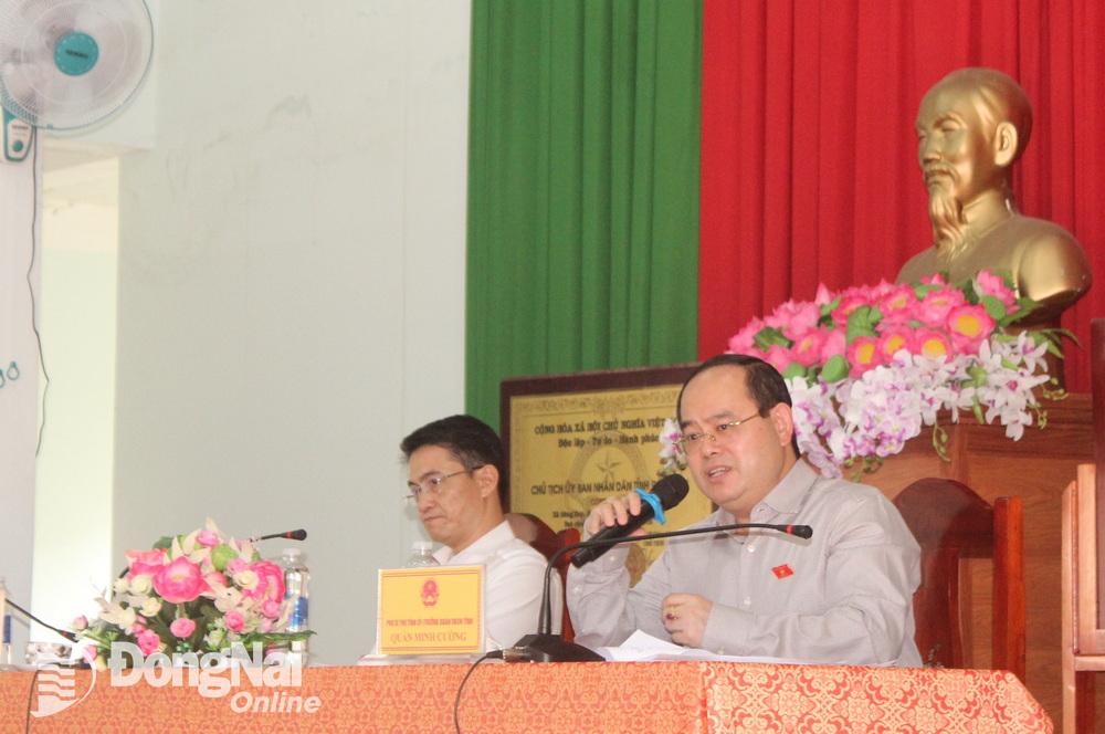 Đại biểu Quốc hội Quản Minh Cường, Phó bí thư Tỉnh ủy, Trưởng đoàn đại biểu Quốc hội tỉnh trao đổi với cử tri tại buổi tiếp xúc