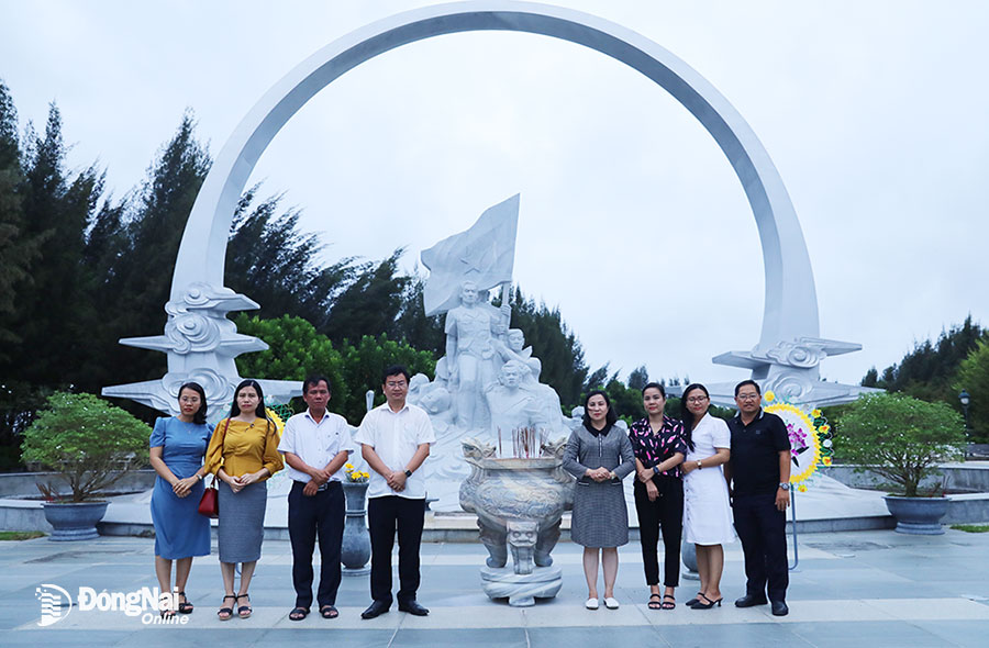 Lãnh đạo, phóng viên Báo Đồng Nai viếng thăm Khu tưởng niệm Chiến sĩ Gạc Ma (tỉnh Khánh Hòa).