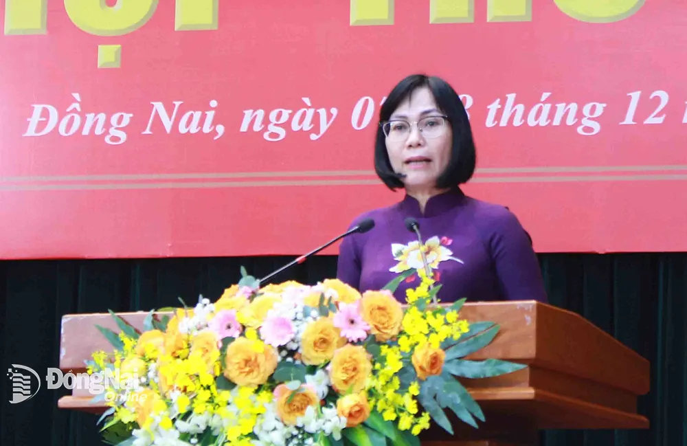 Phó chủ tịch UBND tỉnh Nguyễn Thị Hoàng trình bày Tờ trình, dự thảo nghị quyết tại kỳ họp.