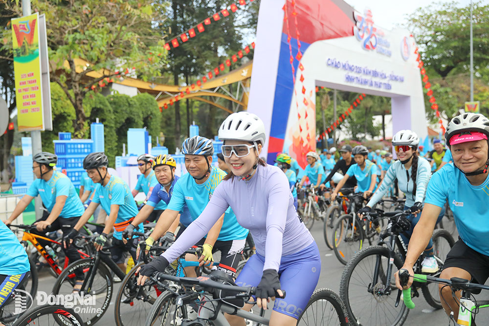 Có nhiều cua-rơ nữ tham gia chương trình đạp xe tuyên truyền