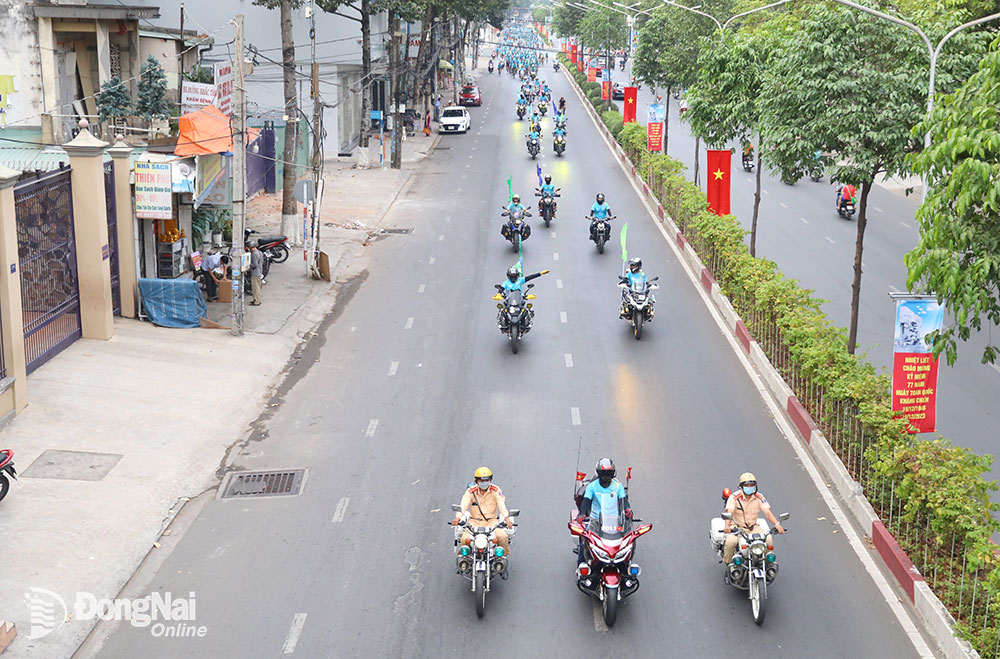 Đoàn đạp xe đi qua tuyến đường Nguyễn Ái Quốc