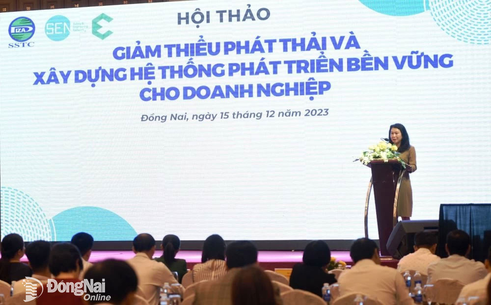 Bà Dương Thị Xuân Nương, Phó trưởng ban Quản lý các khu công nghiệp Đồng Nai phát biểu tại hội thảo