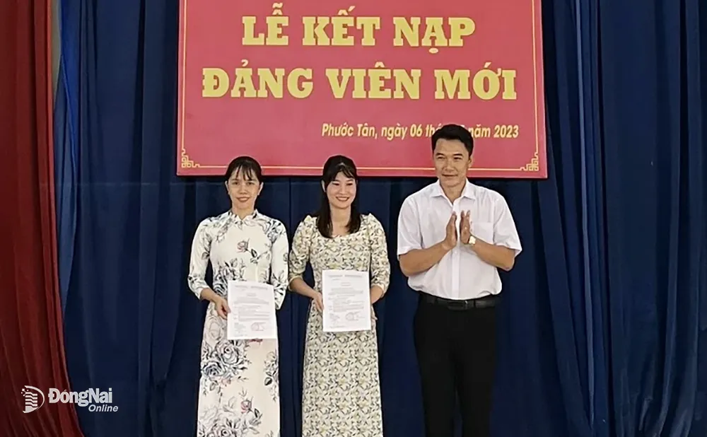 Kết nạp đảng viên mới trong giáo viên ở P.Phước Tân, TP.Biên Hòa.