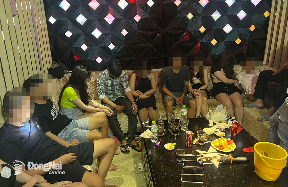 Các đối tượng bị bắt quả tang khi đang tụ tập tổ chức sử dụng ma túy trong quán karaoke. Ảnh: CTV