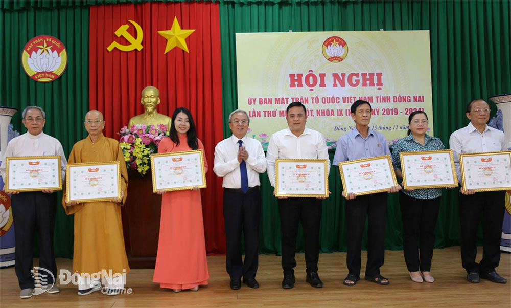 Ủy viên Ban TVTU, Chủ tịch Ủy ban MTTQ Việt Nam tỉnh Cao Văn Quang tặng bằng khen cho cá nhân, tập thể có thành tích trong công tác Mặt trận năm 2023