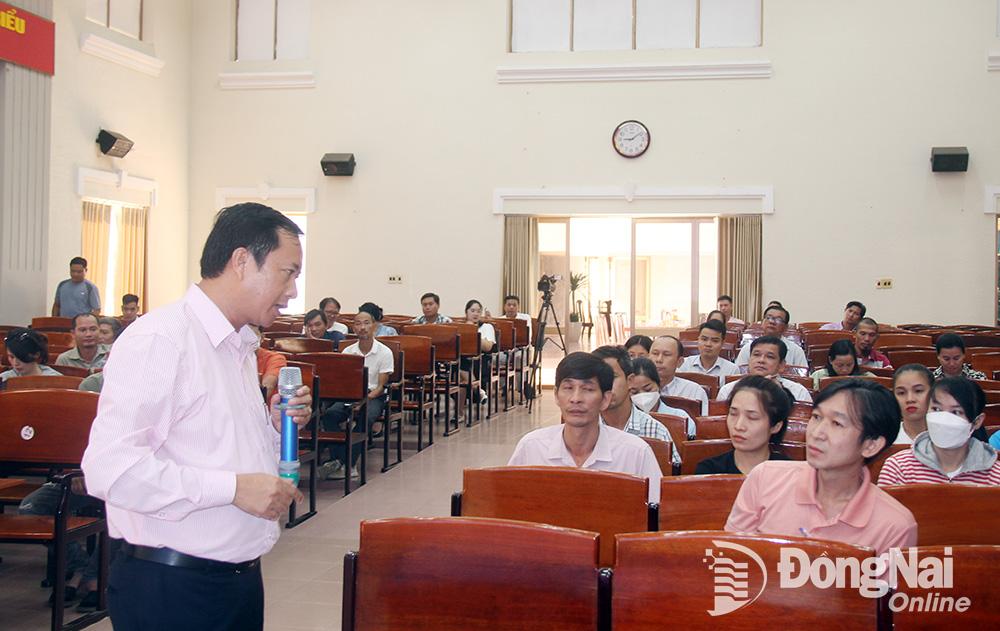 Giám đốc Ngân hàng Chính sách xã hội chi nhánh Đồng Nai Lê Bá Chuyên giải đáp những ý kiến, thắc mắc của khách hàng tại hội nghị. (Ảnh: Hải Quân)