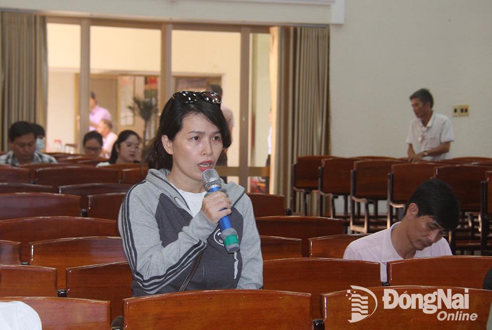 Khách hàng của dự án nhà ở xã hội ở P.Bảo Vinh (TP.Long Khánh) đặt câu hỏi tại hội nghị. (Ảnh: Hải Quân)