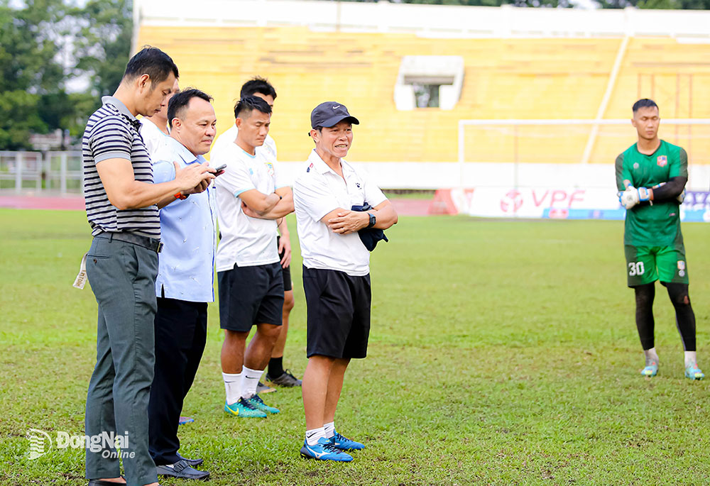 HLV Bùi Hữu Thái Sơn (đội nón) ra mắt với đội bóng Đồng Nai vào chiều 5-12