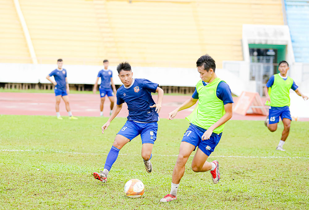 Cầu thủ đội bóng Đồng Nai có buổi tập nhẹ vào chiều 5-12