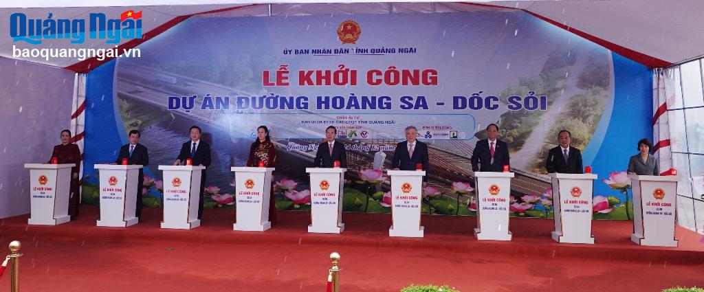 Các đồng chí lãnh đạo trung ương và tỉnh Quảng Ngãi thực hiện nghi thức khởi công Dự án đường Hoàng Sa - Dốc Sỏi.