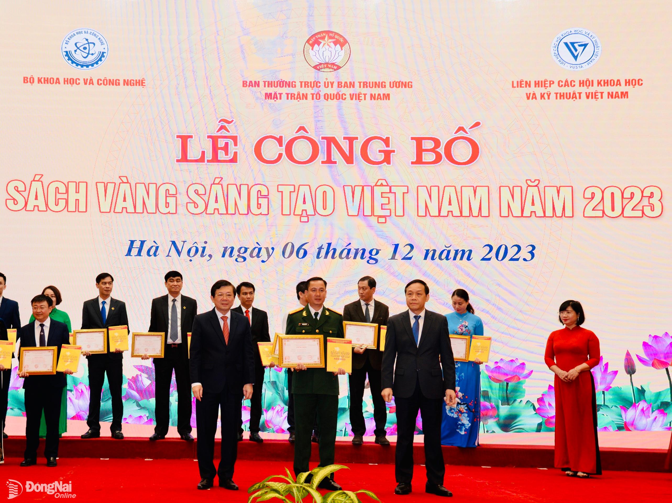 Tác giả Trần Văn Vinh (Bộ Chi huy quân sự tỉnh) nhận chứng nhận giải pháp được tin trong Sách vàng Sáng tạo Việt Nam năm 2023.