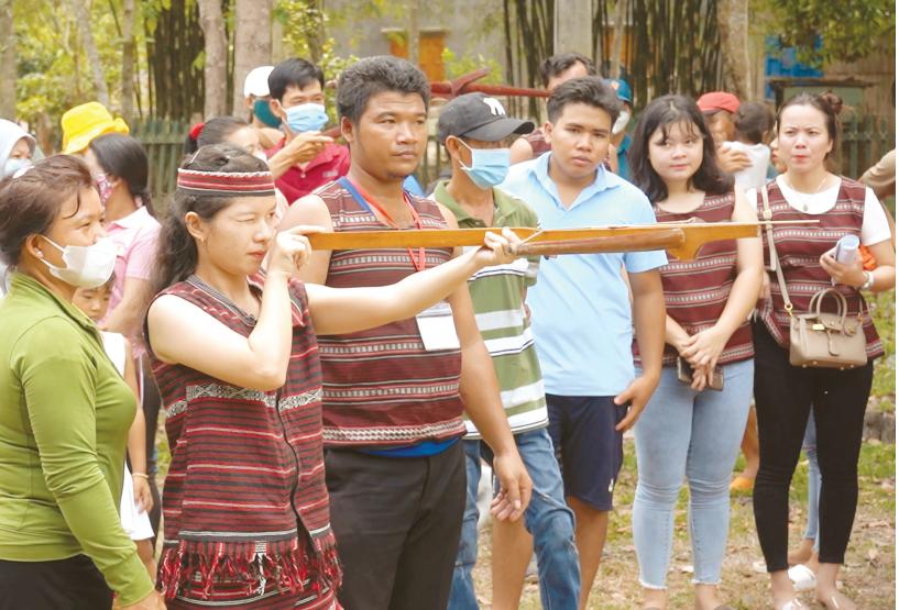 Người dân tham gia lễ hội Sayangva của người Chơro ở xã Phú Lý (H.Vĩnh Cửu). Ảnh: H.Yến