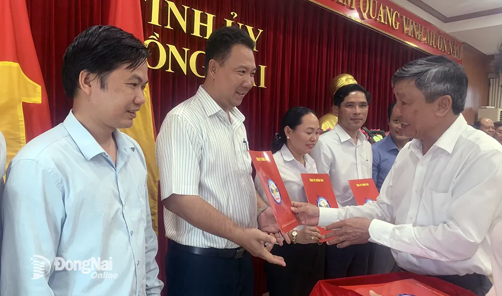 Phó bí thư thường trực Tỉnh ủy Hồ Thanh Sơn tặng quà cho các đại biểu