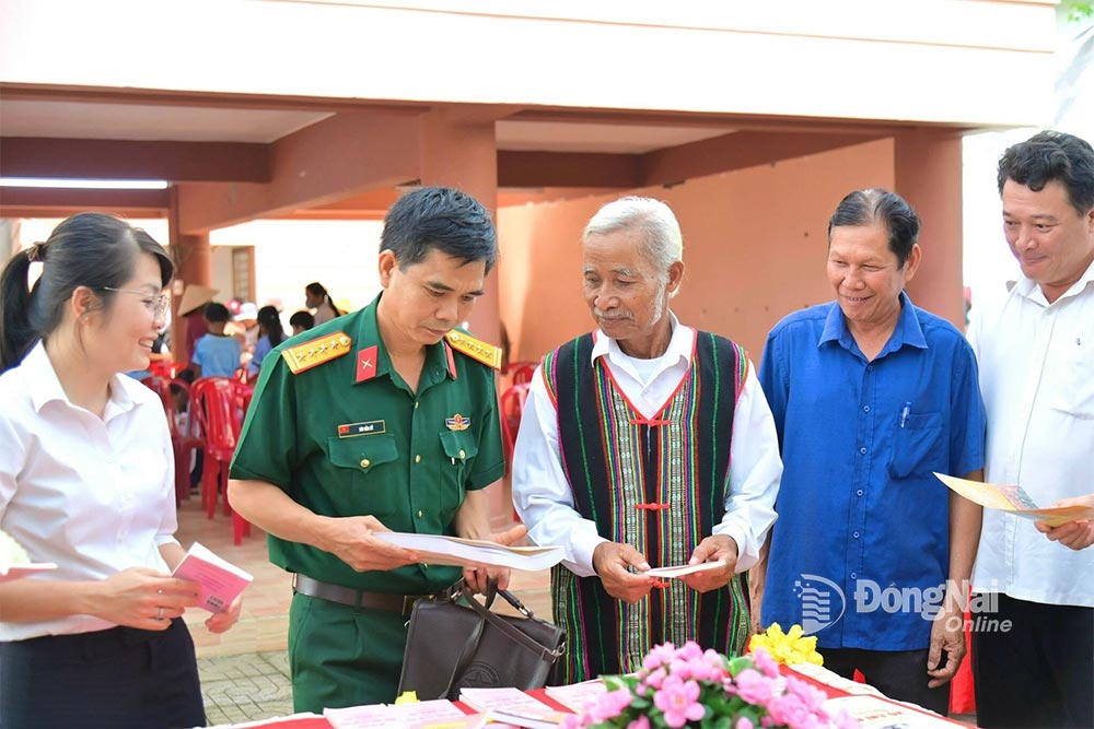 Đại tá Bùi Văn Sỹ, Phó chính ủy, Bộ Chỉ huy quân sự tỉnh tặng sách cho xã Xuân Phú, huyện Xuân Lộc.